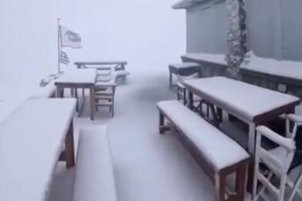 Planina bogova zavejana snegom! Do pre nekoliko dana se brčkali u moru, a sada... Nestvaran prizor u Grčkoj (VIDEO)