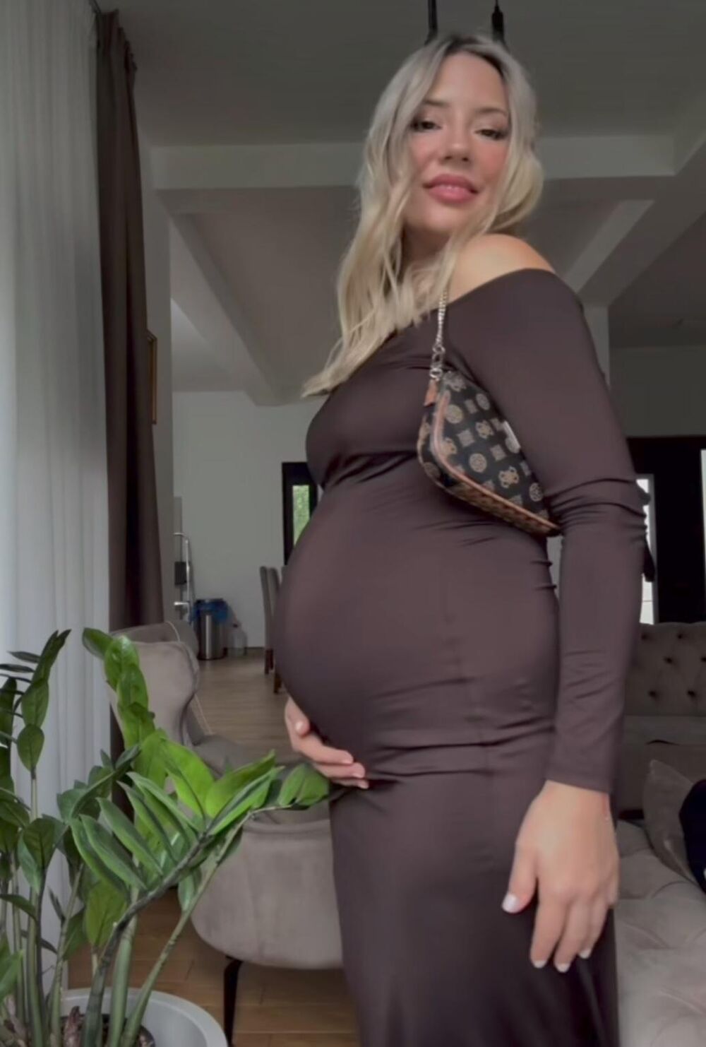 Supruga Skaja Viklera pokazala trudnički stomak