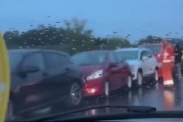 Lančani sudar kod Velike Plane: Učestvovalo 5 vozila, napravila se velika kolona! (VIDEO)
