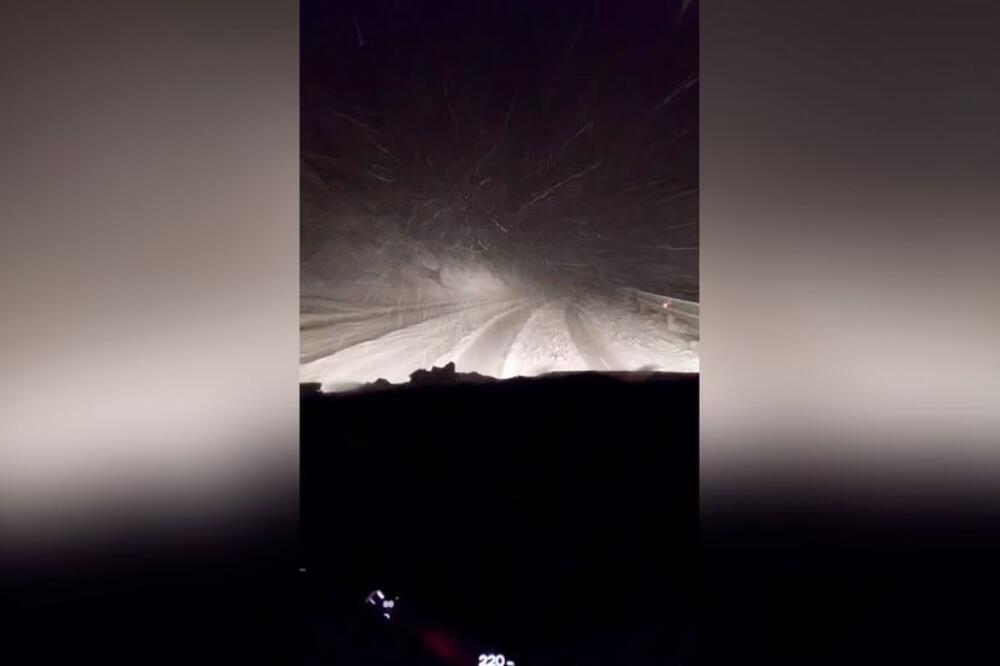 Ovaj put u Srbiji je trenutno najopasniji: Sneg veje na sve strane, meštani seku drvo da bi prošli! (VIDEO)
