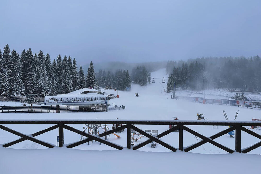 NA KOPAONIKU PADAJU "KRPE" SA NEBA, NA ZLATIBOTU SNEG NAPRAVIO OPŠTI HAOS: Putevi zatrpani, veje kao u januaru!