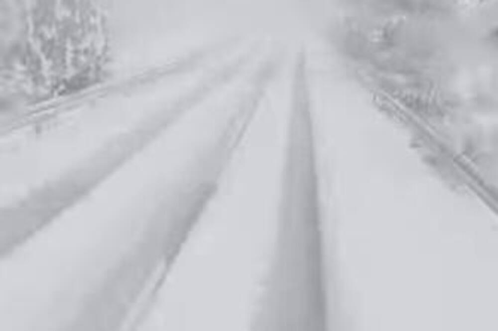 U OVOM MESTU U SRBIJI NE VIDI SE PRST PRED OKOM KOLIKO VEJE: Vozač snimio kako ulazi u nepreglednu belinu (VIDEO)