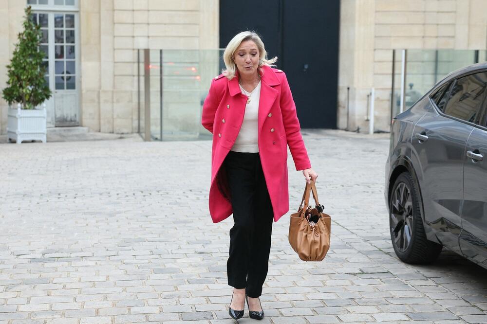 Marin Le Pen na sastanak sa premijerom došla sa - MAČETOM! Političarka oštrog jezika izazvala šok, isplivale fotke!