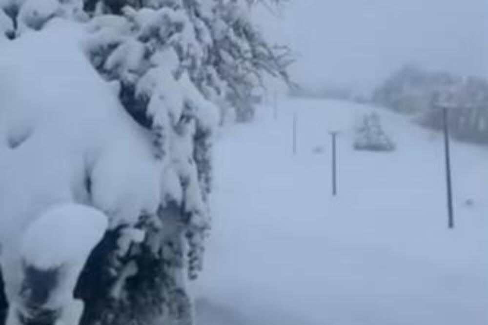 STRUJE NEMAJU OD SINOĆ, A SNEG NE PRESTAJE DA VEJE: Ovo mesto u Srbiji trenutno ODSEČENO OD SVETA! (VIDEO)