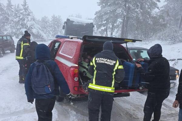 Dva autobusa puna đaka zaglavila se u snegu na Divčibarama: Usledilo spasavanje dece (FOTO)