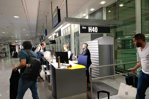 Krenula sa mužem na putovanje, a onda im je svekrva priredila šok na aerodromu! Njen potez napravio haos na mrežama