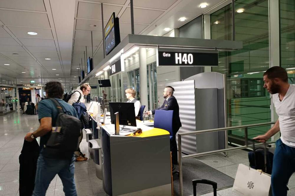 Krenula sa mužem na putovanje, a onda im je svekrva priredila šok na aerodromu! Njen potez napravio haos na mrežama