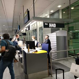 Krenula sa mužem na putovanje, a onda im je svekrva priredila šok na aerodromu! Njen potez napravio haos na mrežama