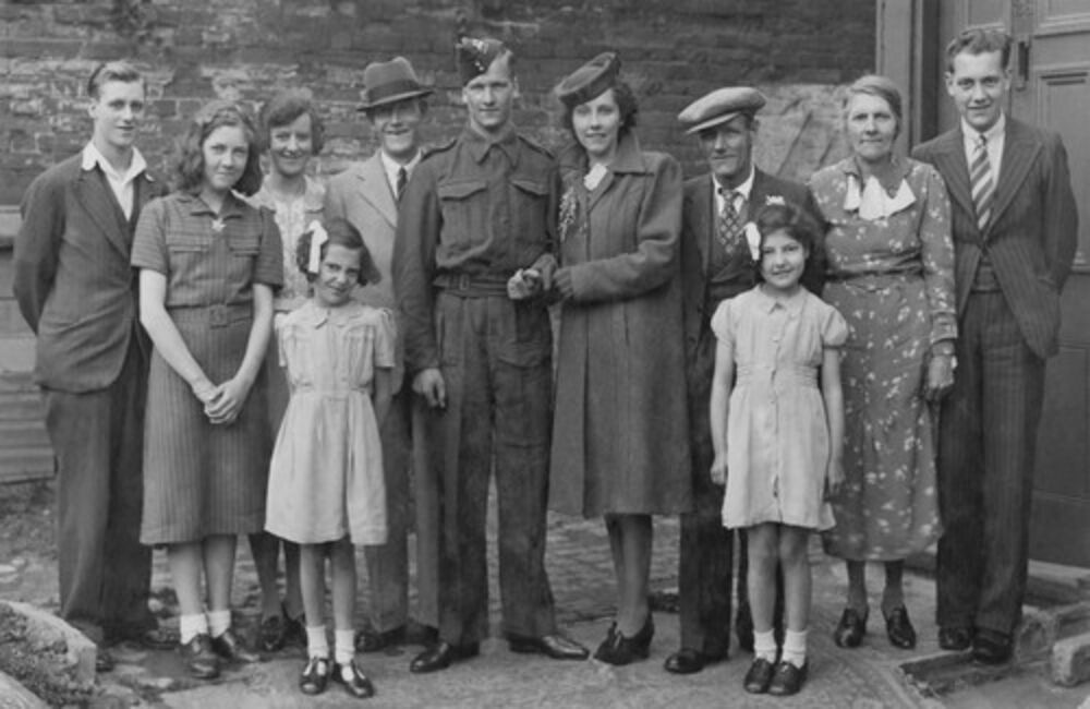 SLIKA SA SRPSKE SVADBE STARA 100 GODINA POKAZUJE ISTINU OD KOJE HVATA MUČNINA: Da li i vi vidite JEZIV DETALJ?