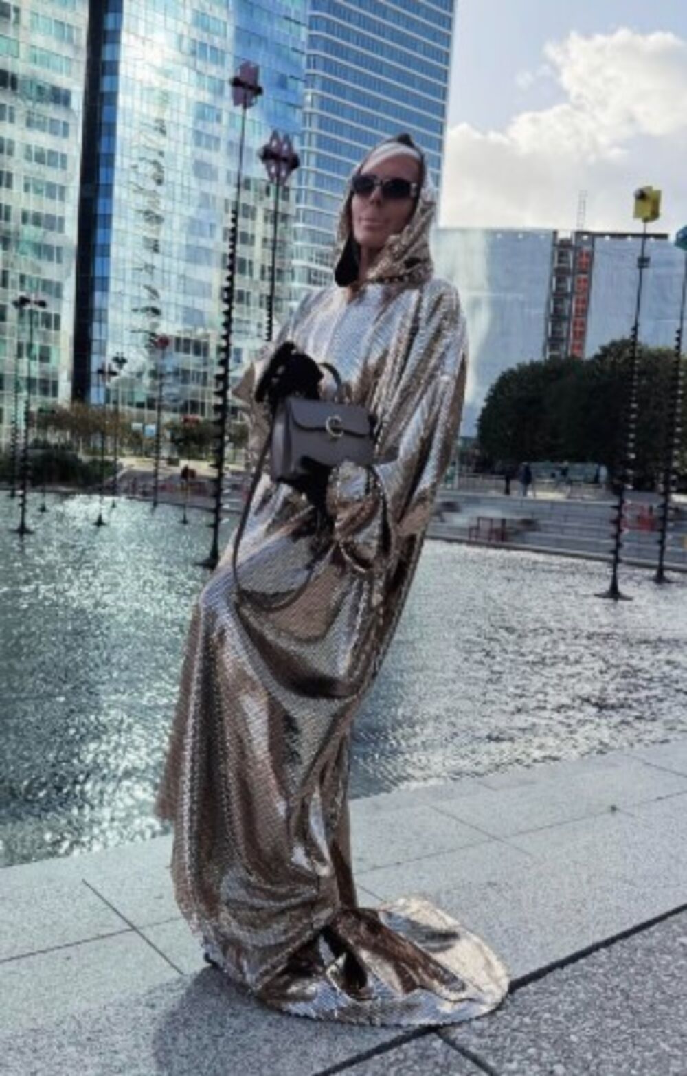 Kao da je sišao sa modne piste budućnosti.