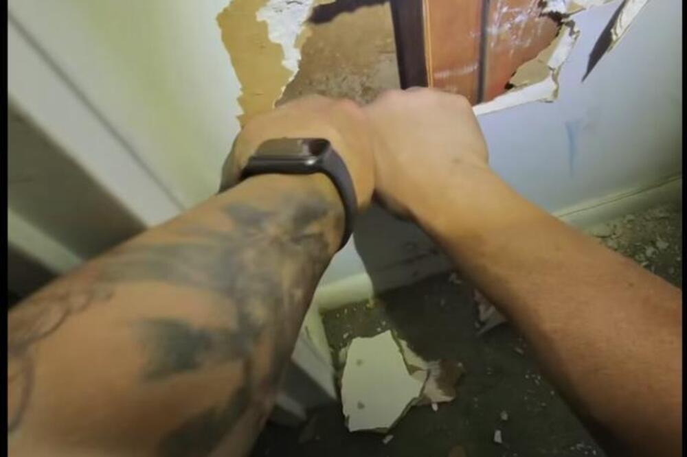 RENOVIRALI SU KUĆU STARU 120 GODINA, PA IZA KVAKE NAŠLI ČUDAN PREDMET! Prvo skočili OD SREĆE, pa SAZNALI TUŽNU VEST