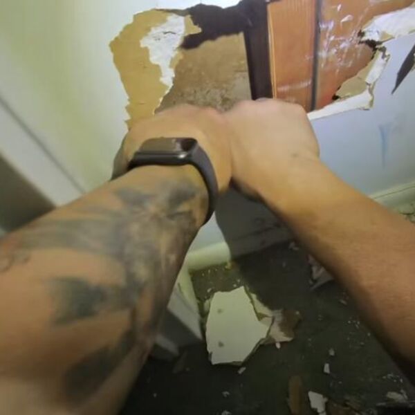 RENOVIRALI SU KUĆU STARU 120 GODINA, PA IZA KVAKE NAŠLI ČUDAN PREDMET! Prvo skočili OD SREĆE, pa SAZNALI TUŽNU VEST