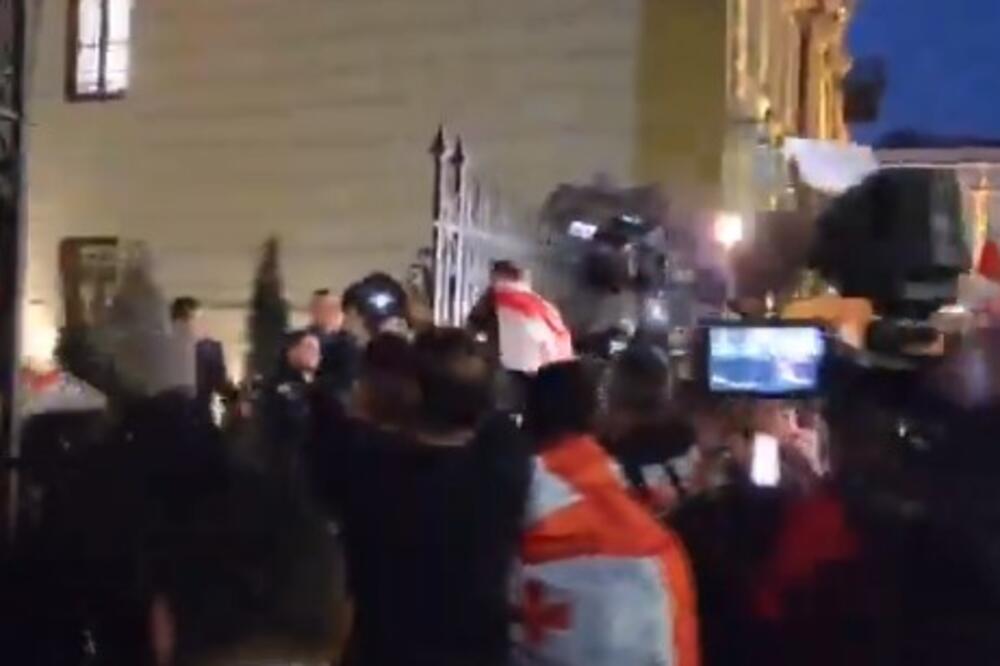 PROBILI GVOZDENE BARIJERE! Demonstranti napravili haos u Gruziji: Upali u predsedničku rezidenciju, specijalci ih..