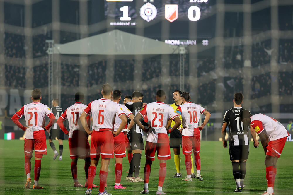 Grobari mučnim scenama bacili senku na pobedu i jubilej - igrači Vojvodine gađani topovskim udarima (Video)