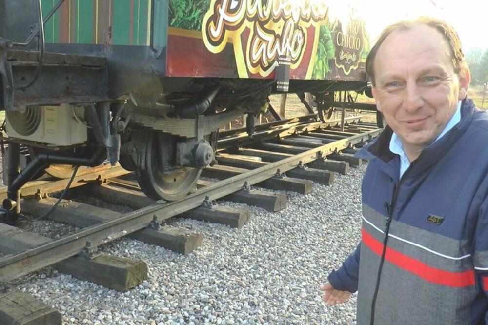 Vladimir iz Bajine Bašte se vratio korenima, pa od vagona napravio kafanu: Poduhvat je bio živa muka, ali sada...