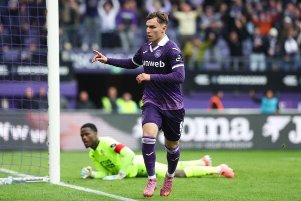 Mihajlo Cvetković za 120 sekundi na terenu rešio Klasiko između Anderlehta i Standarda (Video)