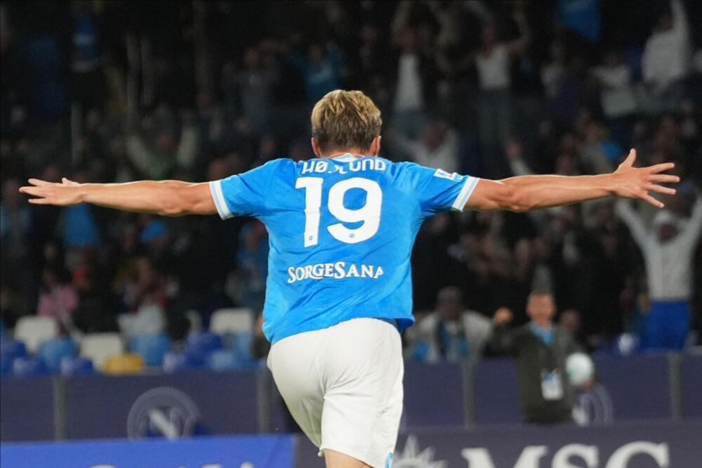 Vanja primio gol u prvom, Napoli preokrenuo u drugom poluvremenu protiv Đenove (Foto)