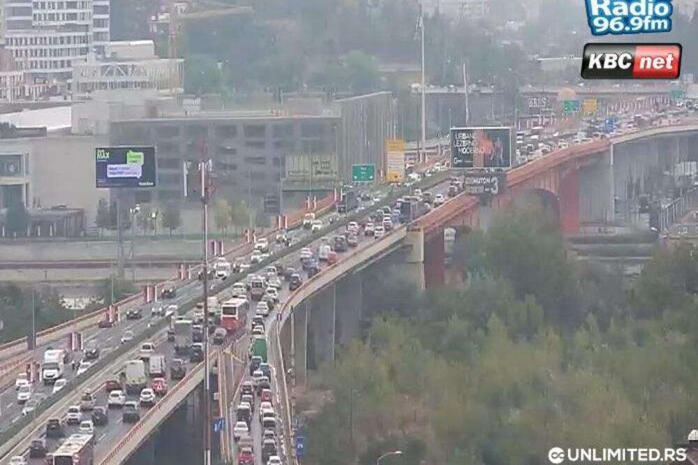 TOTALNI KOLAPS U BEOGRADU OD JUTROS: Ogromna gužva na Pančevcu, u većem delu grada zastoji (FOTO)