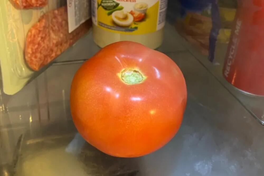 TRUJU NAS SAMO TAKO! Čovek danima čuva paradajz, on ISTI: "15 dana stoji u frižideru, a nije mrdnuo, zelen i dalje!