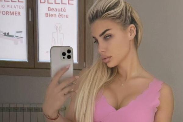 Bujno poprsje i uzak struk u prvom planu: Posle razvoda rešila da dominira, plavuša muški rod bacila na kolena