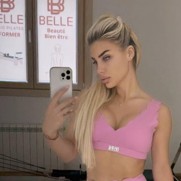 Bujno poprsje i uzak struk u prvom planu: Posle razvoda rešila da dominira, plavuša muški rod bacila na kolena