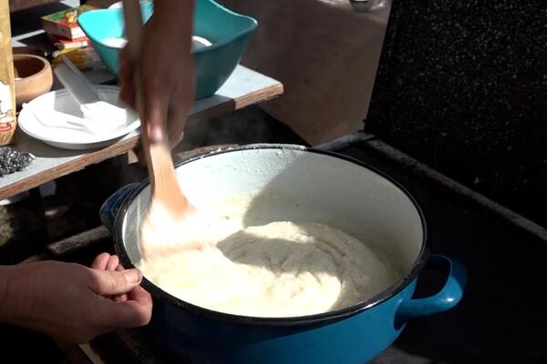 Kada kuvate kačamak, ubacite ovaj jedan sastojak: Nikad se neće zgrudvati, a ukus će vas ostaviti bez teksta