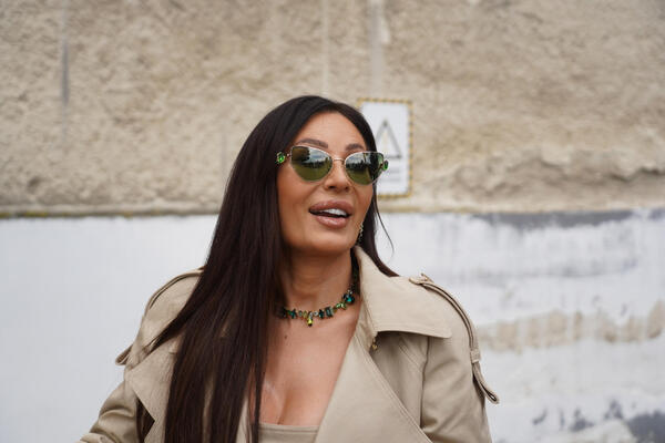 Uske pantalone i dekolte koji ne da mira: Ceca izgleda kao milion, a evo šta je čeka večeras