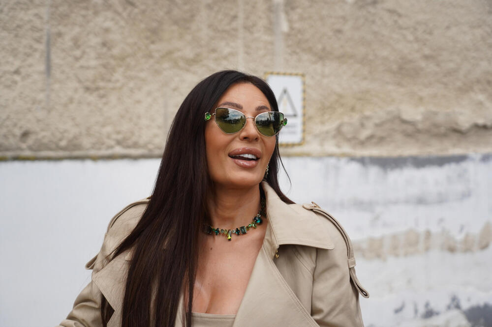 Uske pantalone i dekolte koji ne da mira: Ceca izgleda kao milion, a evo šta je čeka večeras