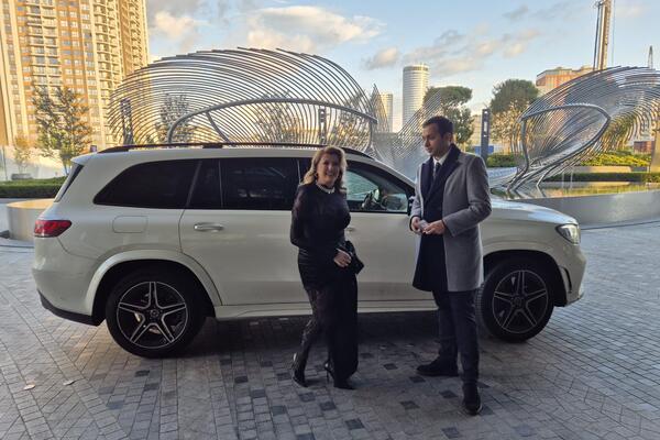 DA LI JE MOGUĆE DA ONA IMA PUNOLETNOG SINA? Andrej napunio 18, a Viki kao da ima 28 - čipka, minjak i širok osmeh