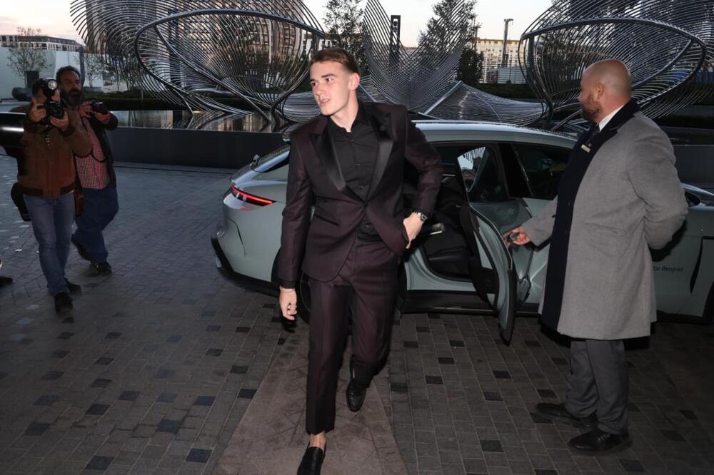 MAMINA LEPOTA, TATIN STAV: Andrej kao Džejms Bond u odelu - pojavio se u Poršeu kao pravi gospodin, DEVOJKE U RED!