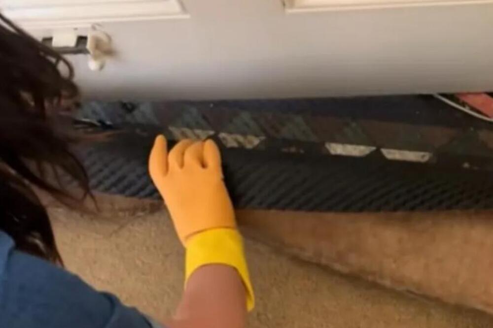 Bračni par kupio kuću staru 100 godina, pa tokom renoviranja otkrili čudo! Kad su podigli tepih zatekli... (VIDEO)