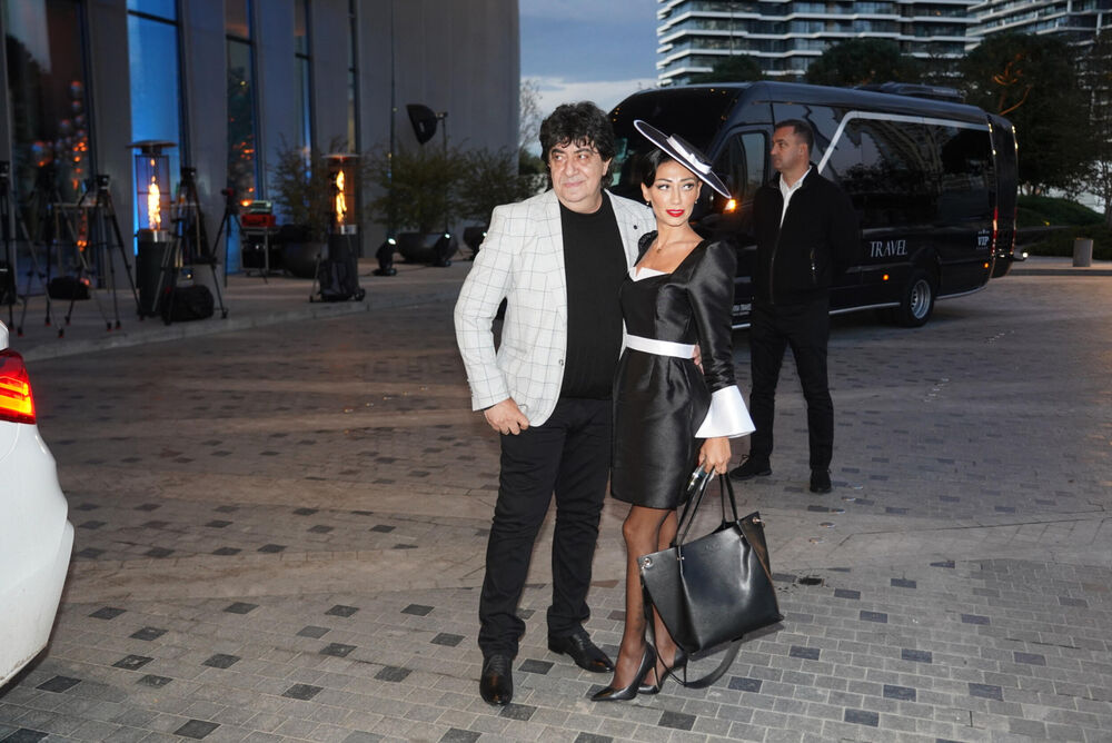 Najupadljiviji detalj njenog stajlinga bio je crni šešir sa belim obodom