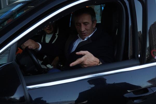 KAO DA NIJE BIO ŽIVOTNO UGROŽEN! Stigao Žika Jakšić i to sa kumom pokojnog Popovića - o jednom detalju svi BRUJE