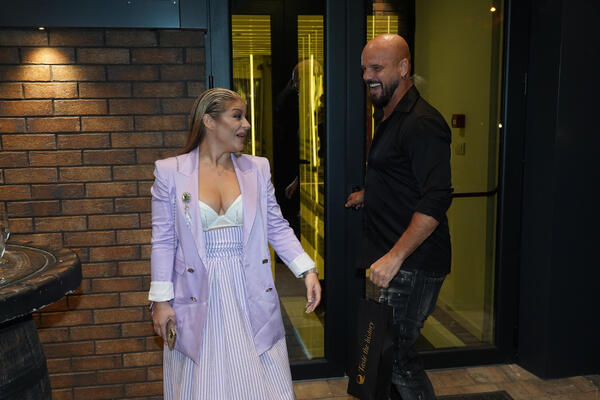 PONOSNI ĆELEVAC ZACEMENTIRAO BUBAMARU! Drama u jeku gori , a on puca od smeha - slavi kao car u Beogradu!