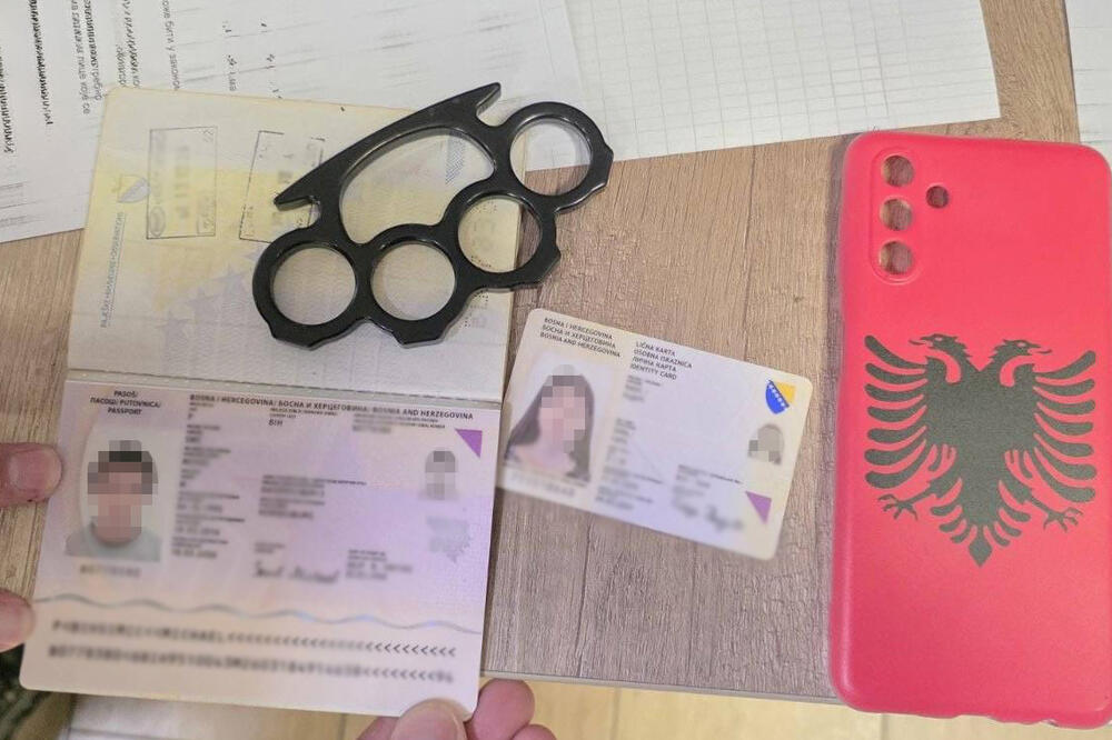 Policija privela državljane BiH ispred Pionirskog parka zbog boksera i maske sa albanskim simbolima