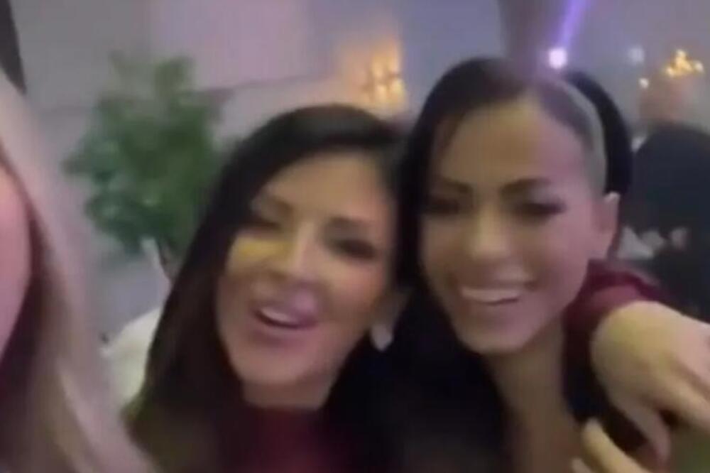 ĐUSKAJU KAO DA JOJ NIJE UZELA MUŽA! Snimak bivše i sadašnje srušio mreže! Ovo samo kod njih ima!