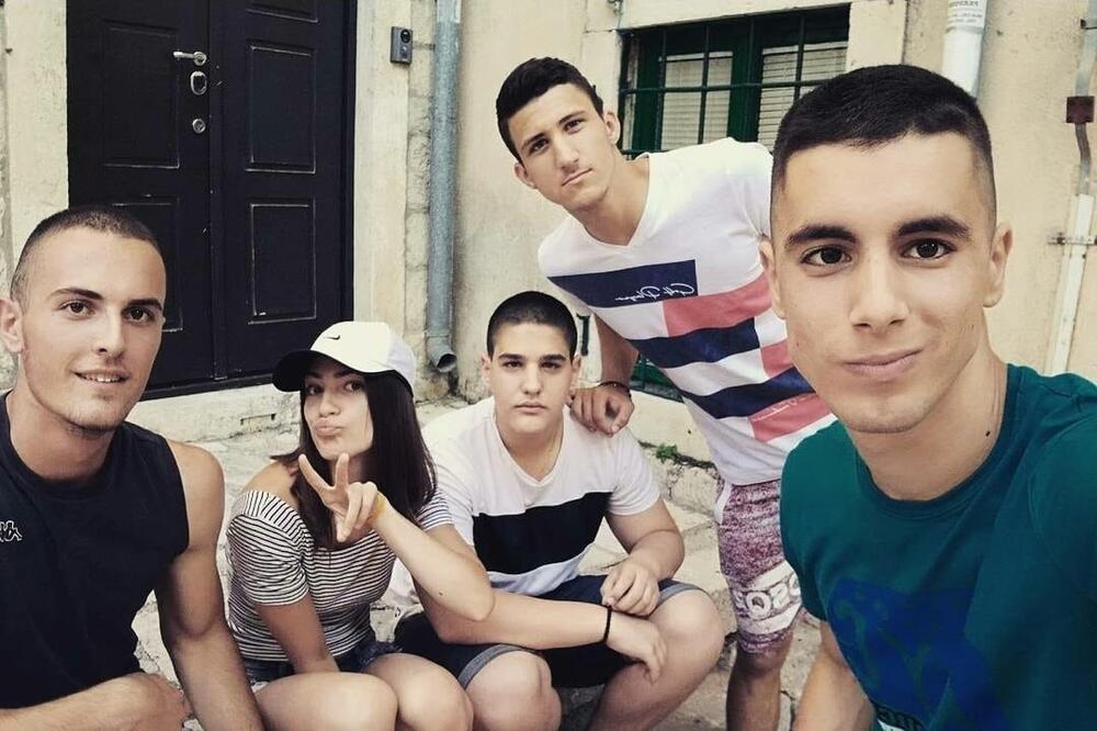 Teško da bi ga bilo ko prepoznao: Na ovoj fotografiji je danas popularni voditelj Pinka!