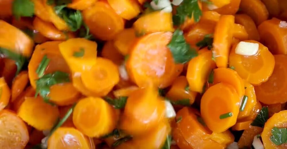 Mešanje belog luka, šargarepe i peršuna