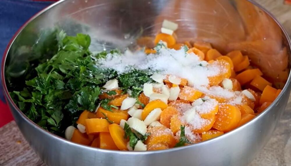 Priprema zimnice od belog luka i šargarepe u tegli