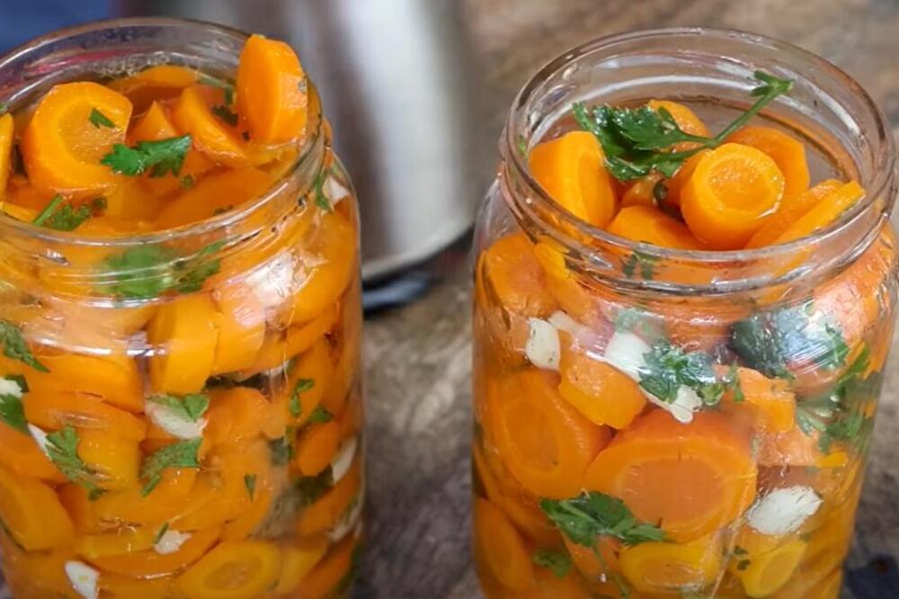 Ovu najjeftiniju zimnicu od belog luka i šargarepe su naše bake pravile: Recept se prenosi sa kolena na koleno