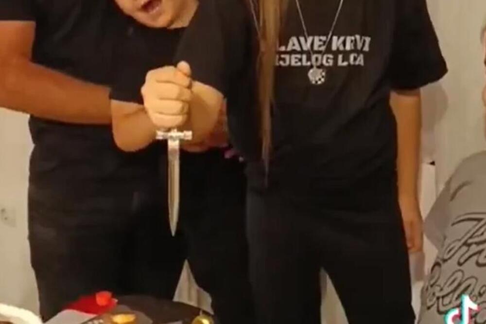 Bizarna rođendanska torta sa proslave 6. rođendana uliva jezu u kosti! Ispisani stihovi Tompsona, a u ruci drži...