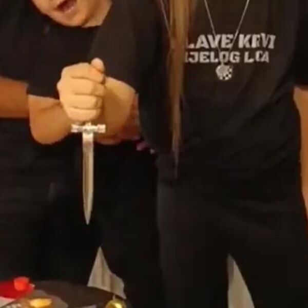 Bizarna rođendanska torta sa proslave 6. rođendana uliva jezu u kosti! Ispisani stihovi Tompsona, a u ruci drži...