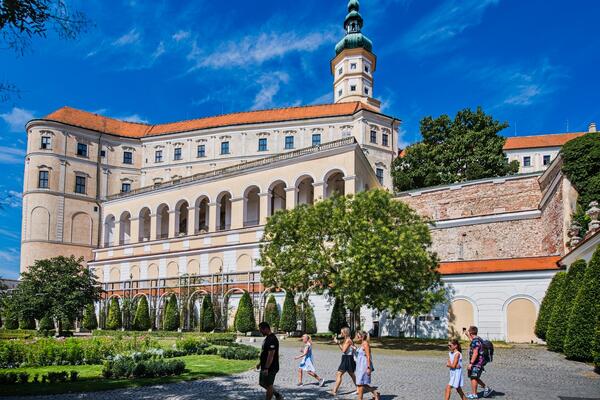 U ovoj prelepoj evropskoj zemlji plate idu do 8.000 evra! Poslova ima za sve, a evo koji su uslovi da se zaposlite