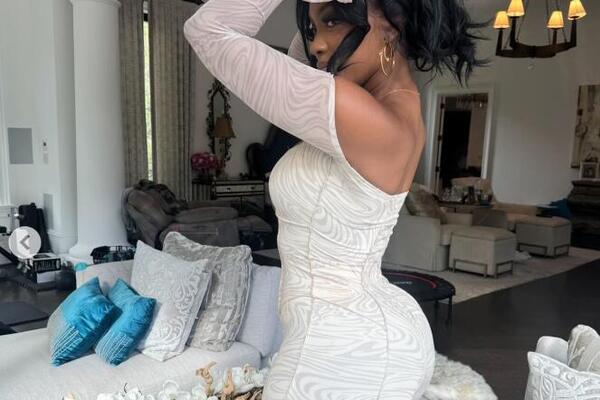 VIŠE NE BIRA POL – BIRA POLOŽAJ! Starleta deli krevet sa NJIM... i NJOM! Razvod od BIZNISMENA je RAZBUDIO - POHOTNO