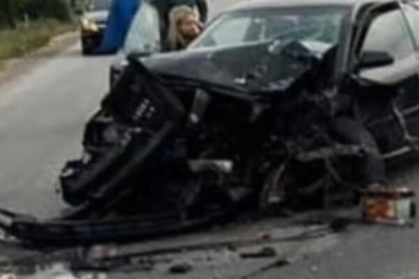 Težak sudar kod Paraćina: Jedan automobil sleteo sa puta, drugi potpuno smrskan, vatrogasci su na terenu (FOTO)
