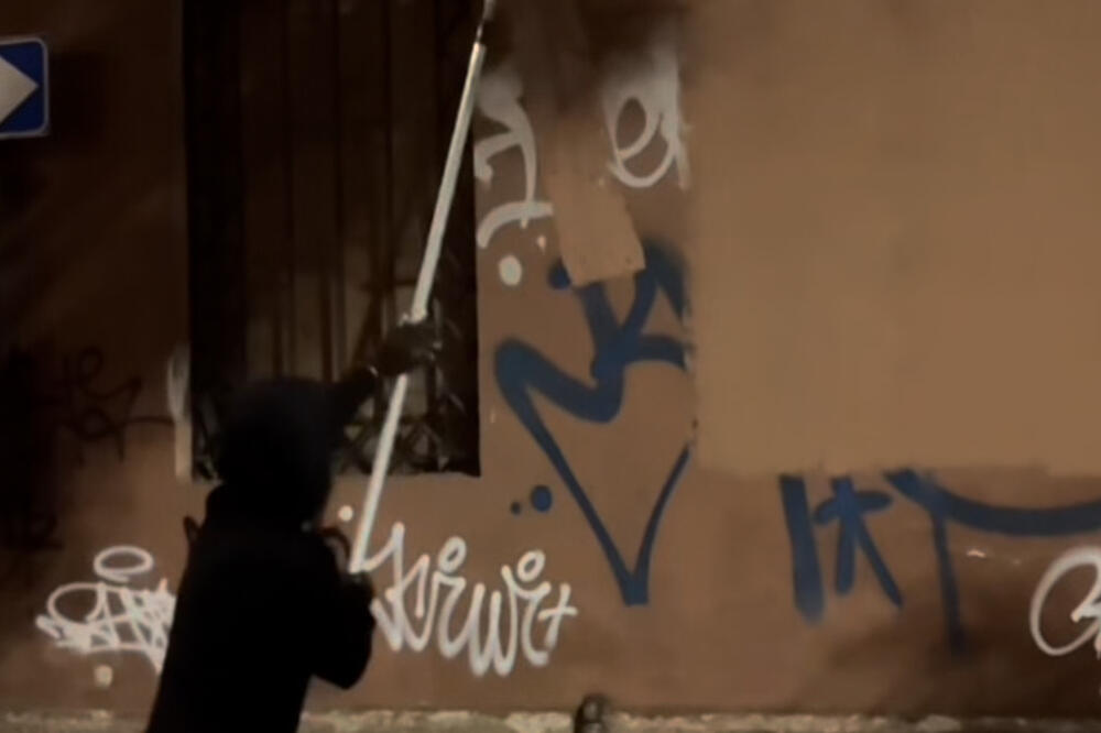 SAV U CRNOM, ŠETA NOĆU GRADOM I ŠUNJA SE OKO ZGRADA! Snimak svi dele - dokle će moći da krije svoje lice?