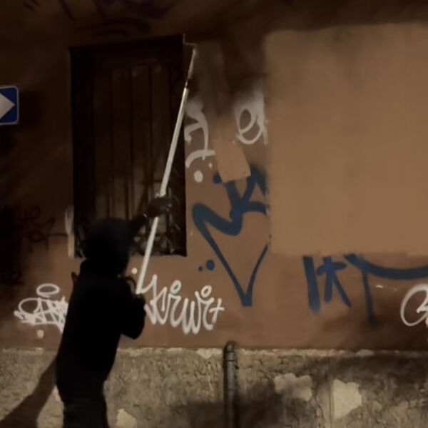 SAV U CRNOM, ŠETA NOĆU GRADOM I ŠUNJA SE OKO ZGRADA! Snimak svi dele - dokle će moći da krije svoje lice?