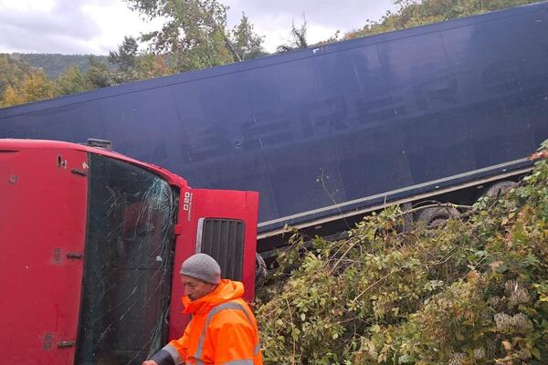 ČOVEK SLETEO U ŠIPRAŽJE I 12 SATI BIO ZAROBLJEN U KABINI ŠLEPERA: Da ovi ljudi nisu naišli, KO ZNA ŠTA BI BILO