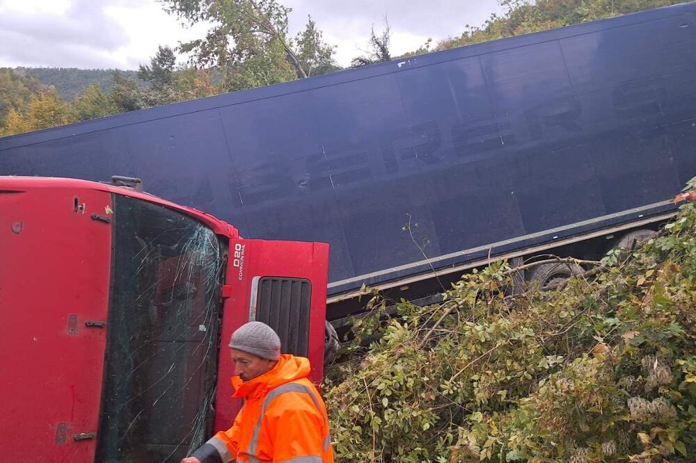 ČOVEK SLETEO U ŠIPRAŽJE I 12 SATI BIO ZAROBLJEN U KABINI ŠLEPERA: Da ovi ljudi nisu naišli, KO ZNA ŠTA BI BILO