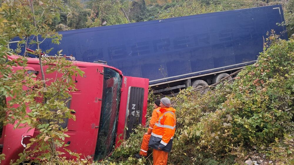 Radnici putnog preduzeća spasili čoveka nakon nesreće
